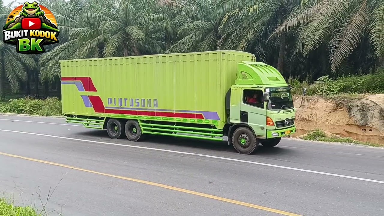 Puluhan truck membawa excavator dan truck trailer muatan berat hingga buat macet