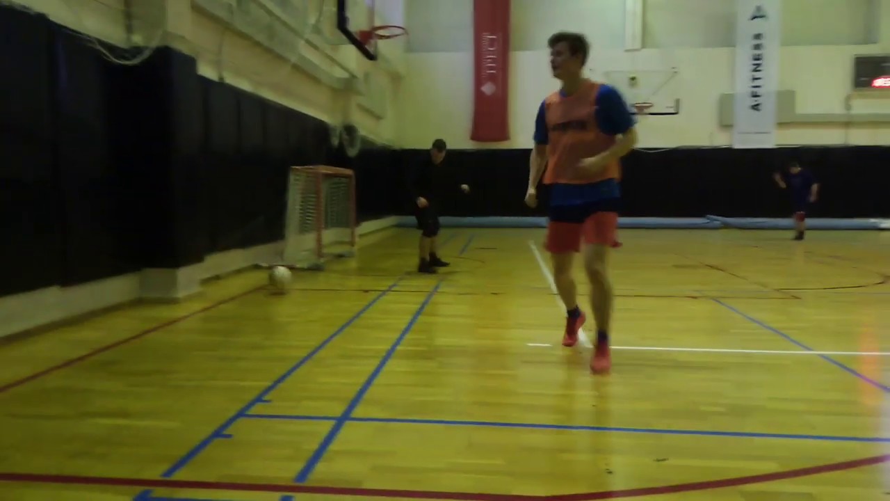 Кирилл Алексеенко играет в футбол