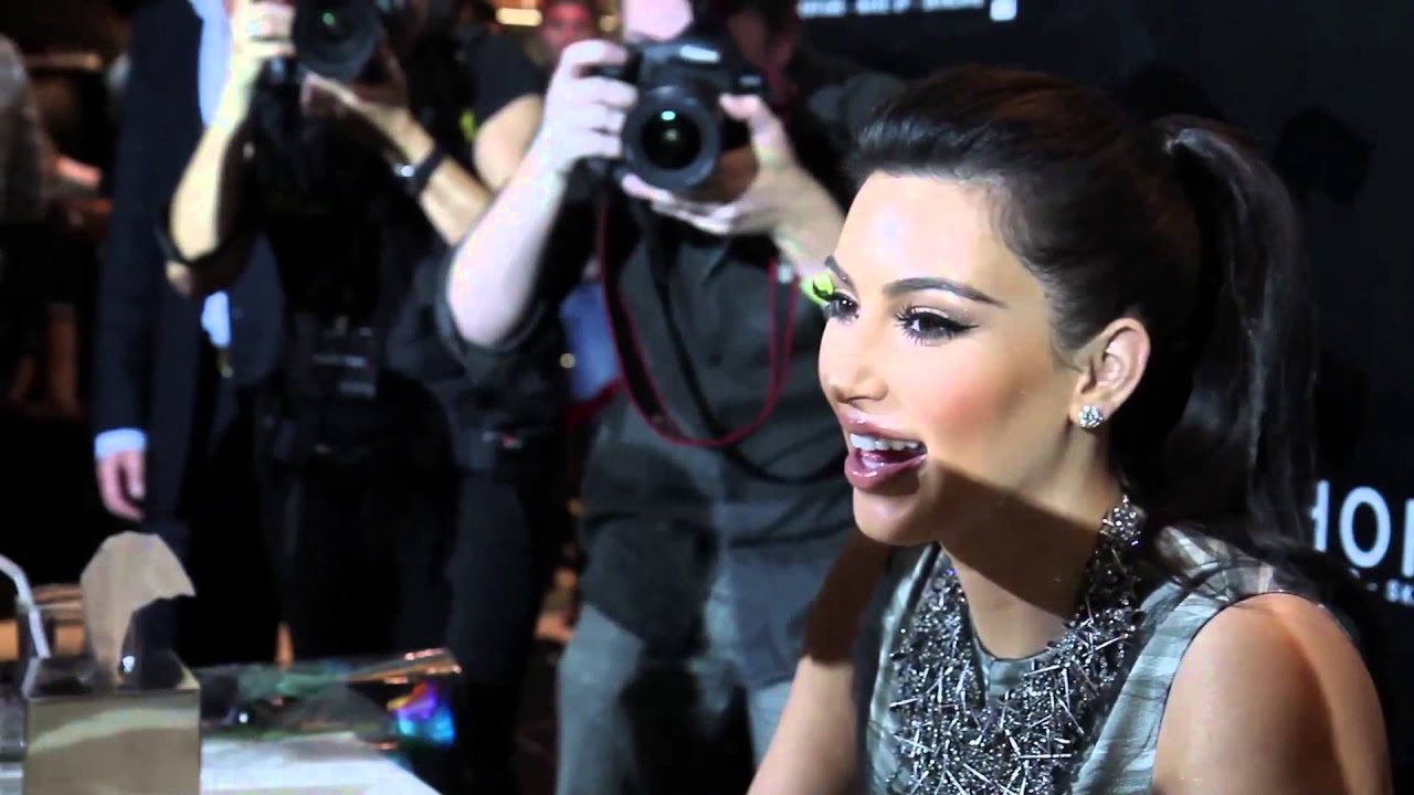 Kim Kardashian Sephora Dubai Mall (recorded footage) (Dubai Paparazzi)
