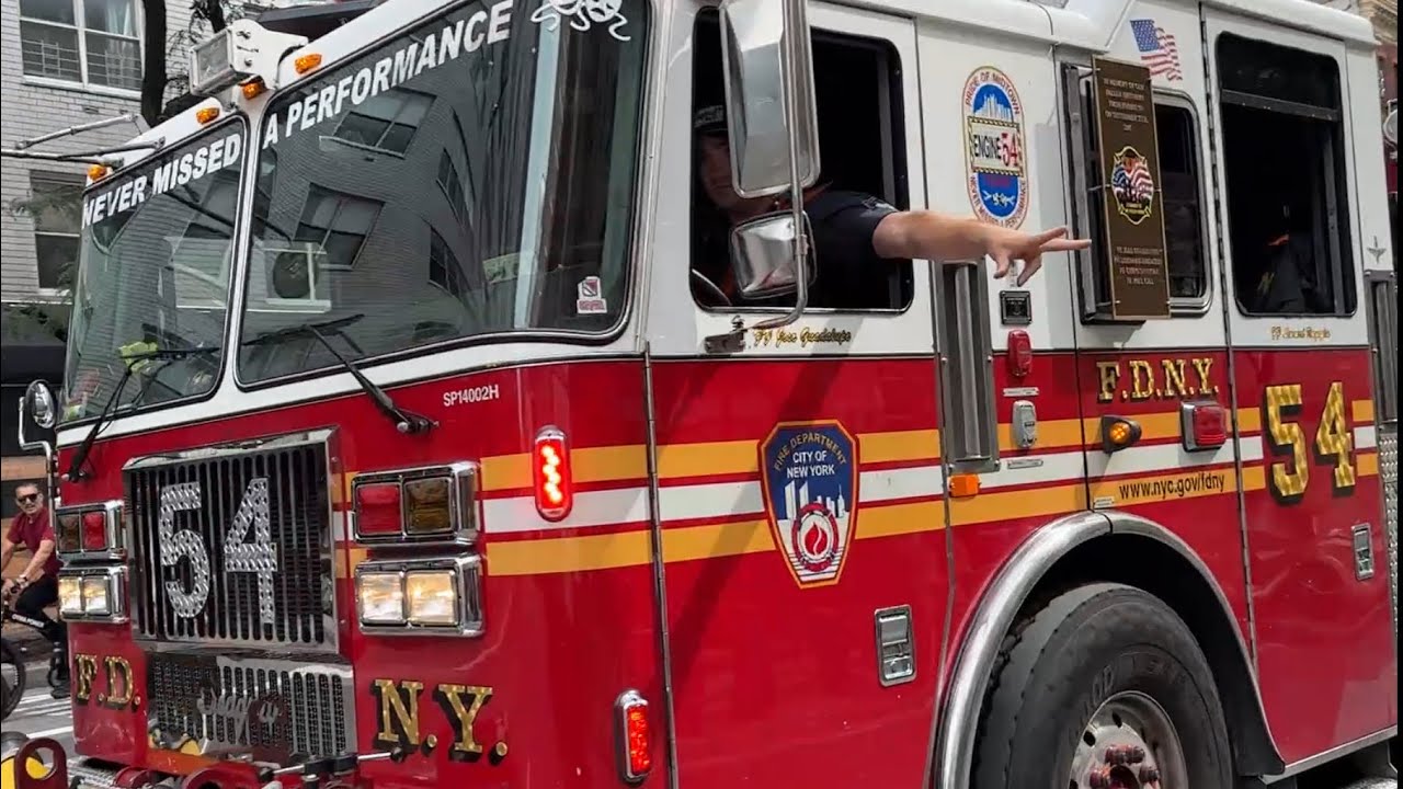 Пожарная машина № 54 и пожарная лестница № 4 используют мощный воздушный горн во время экстренног...