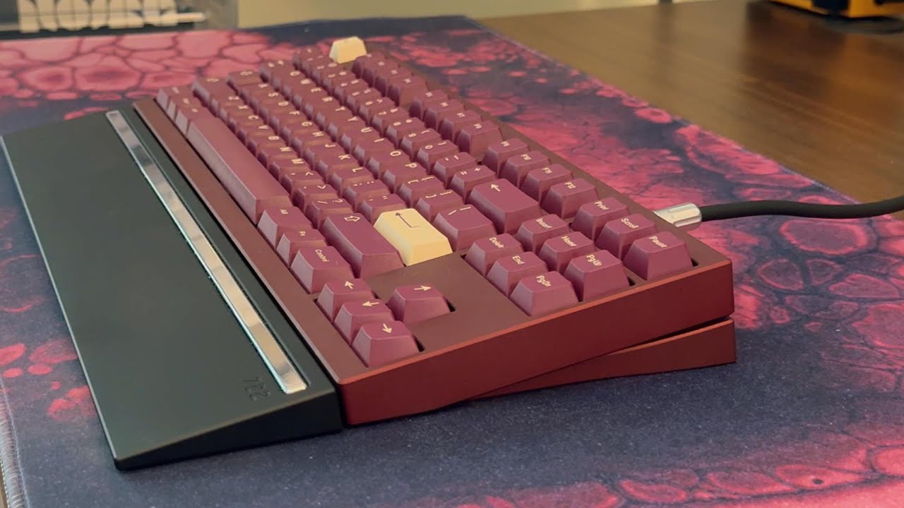 F1-8X V2 (Alu v1.1) | 1.6mm CEM3 | Cherry MX2A black | GMK Bordeaux