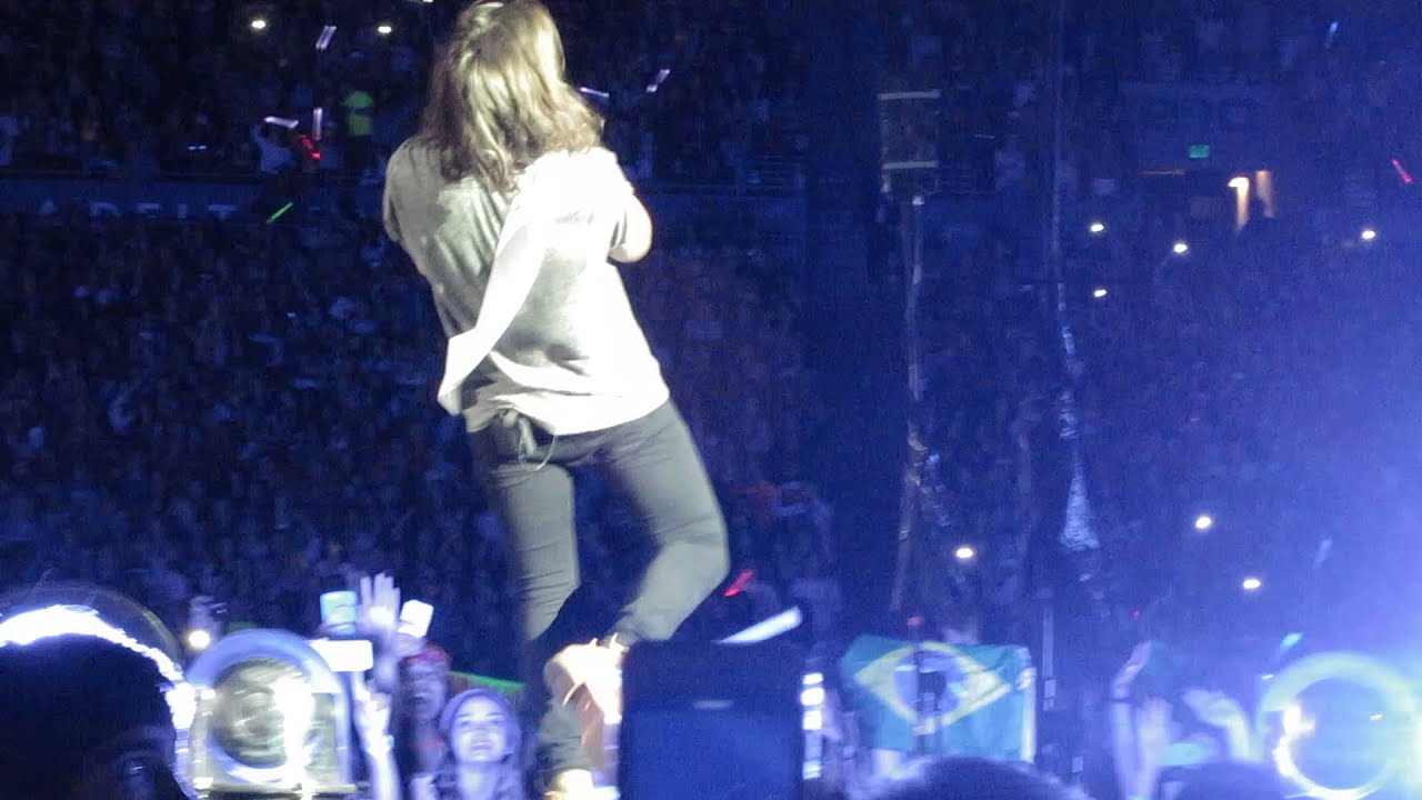 HARRY IN A BIRTHDAY GIRL STASH  - Story of My Life live - Centurylink Field - July 15th, 2015