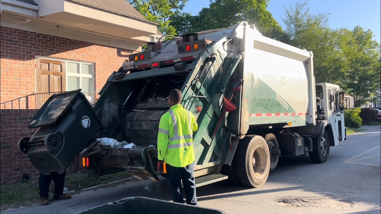 City of Charleston CCC Heil PT1000 rear loader garbage truck