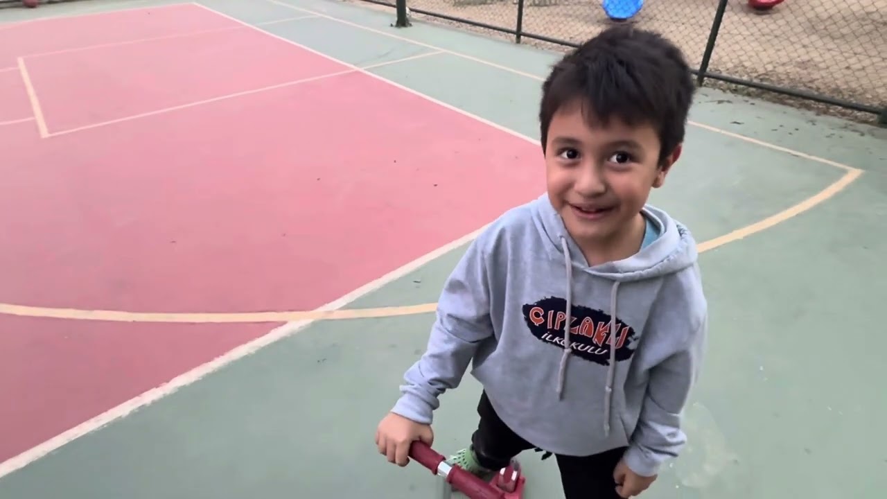 Scooter: Okul Çıkışı Gökdeniz Scooter Kullanmak İstedi