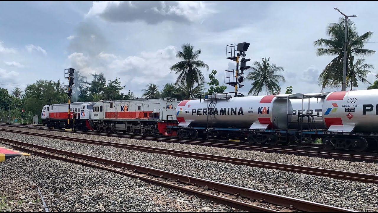 KERETA API TANGKI DOUBLE TRAKSI WOWWWW !!! CC 206 CAT BARU #keretaapi #keretaapiindonesia
