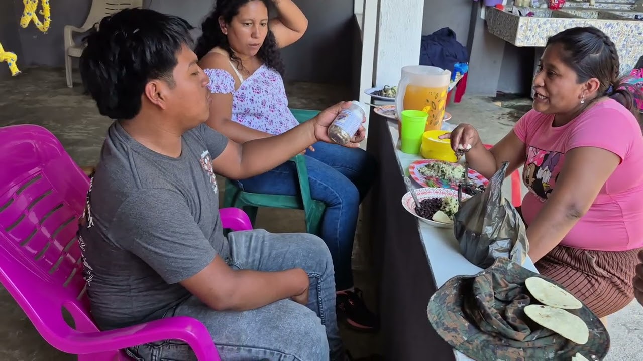 KARINA invito a comer a todo el grupo huevitos con frijoles 