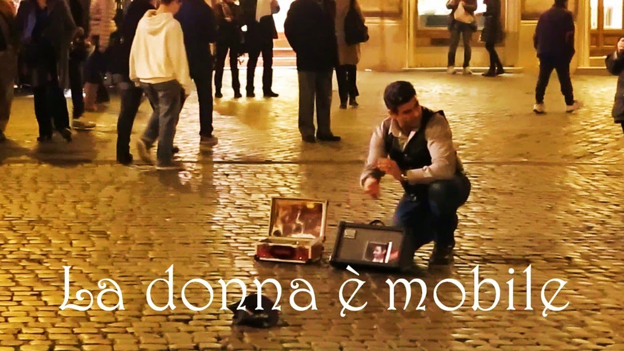 Artista di strada a Roma canta “La donna è mobile” (con testo)