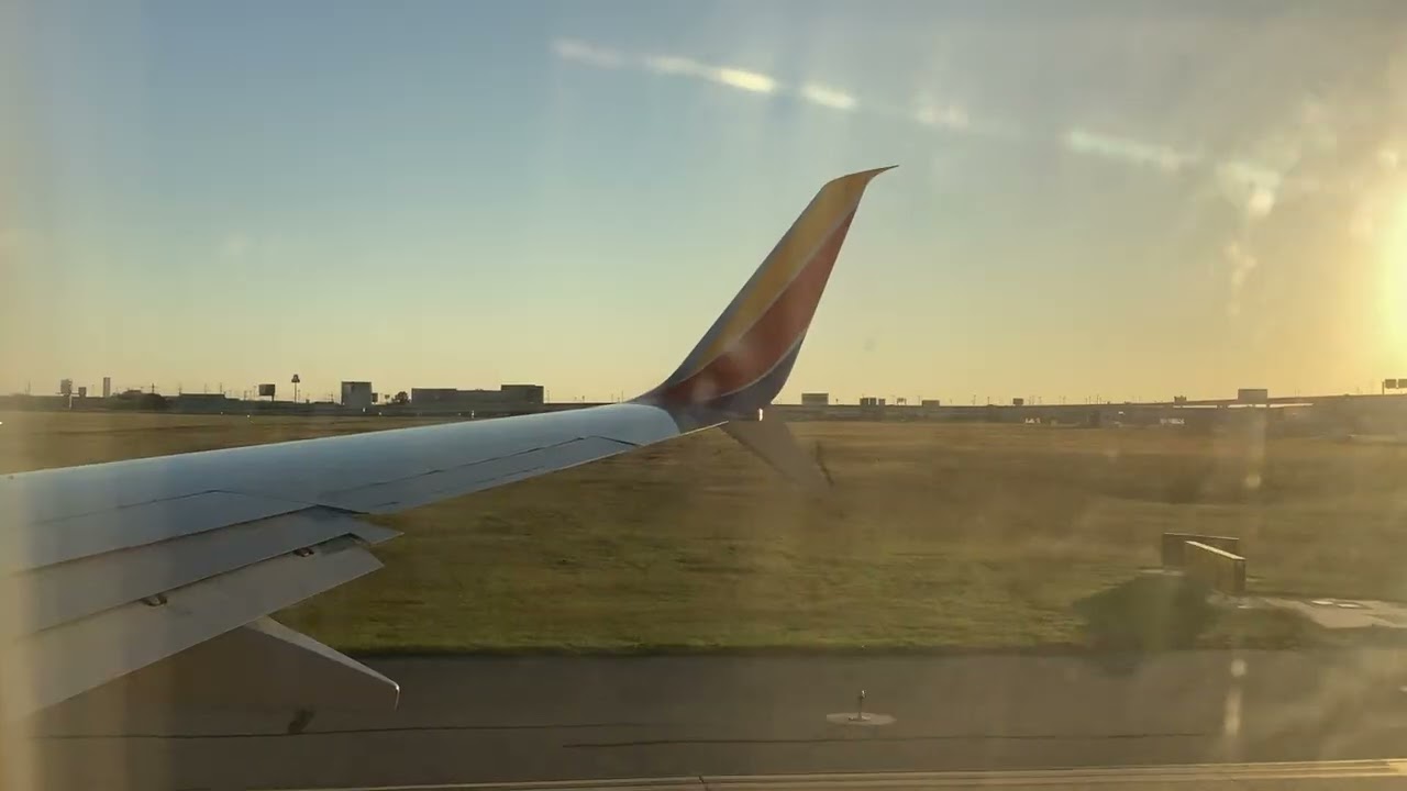 Taking-off in San Antonio, Texas (Boeing 737-700)