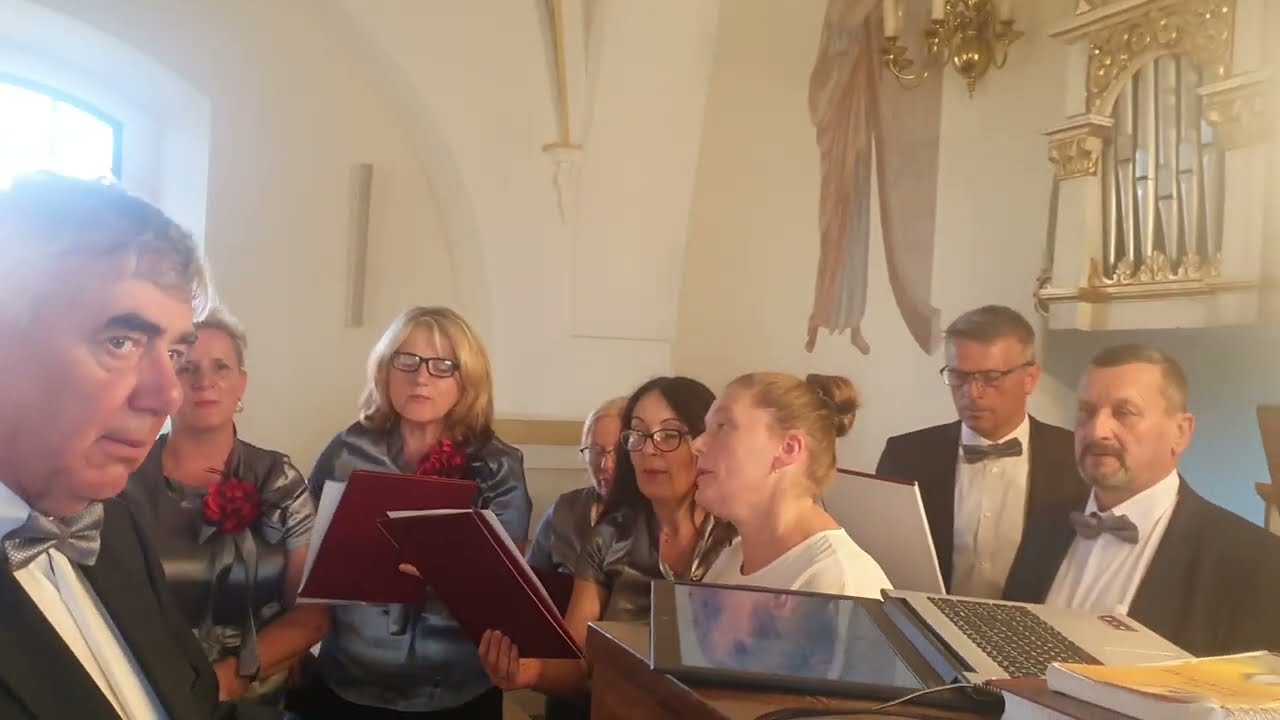 Śpiewa Chór Parafii Tymbark