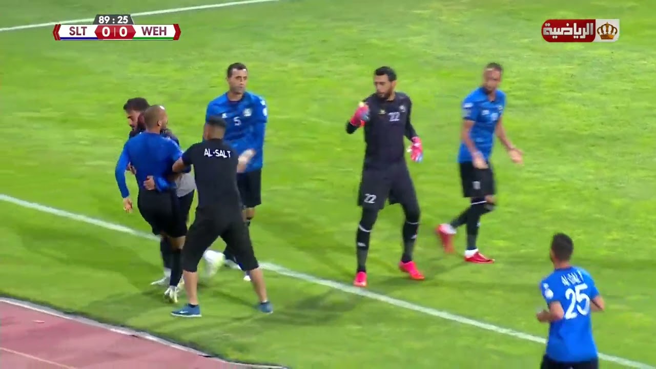 تصدي الحارس معتز ياسين لضربة الجزاء واحتجاج اللاعب ايهاب الخوالدة على قرار الحكم لطرده