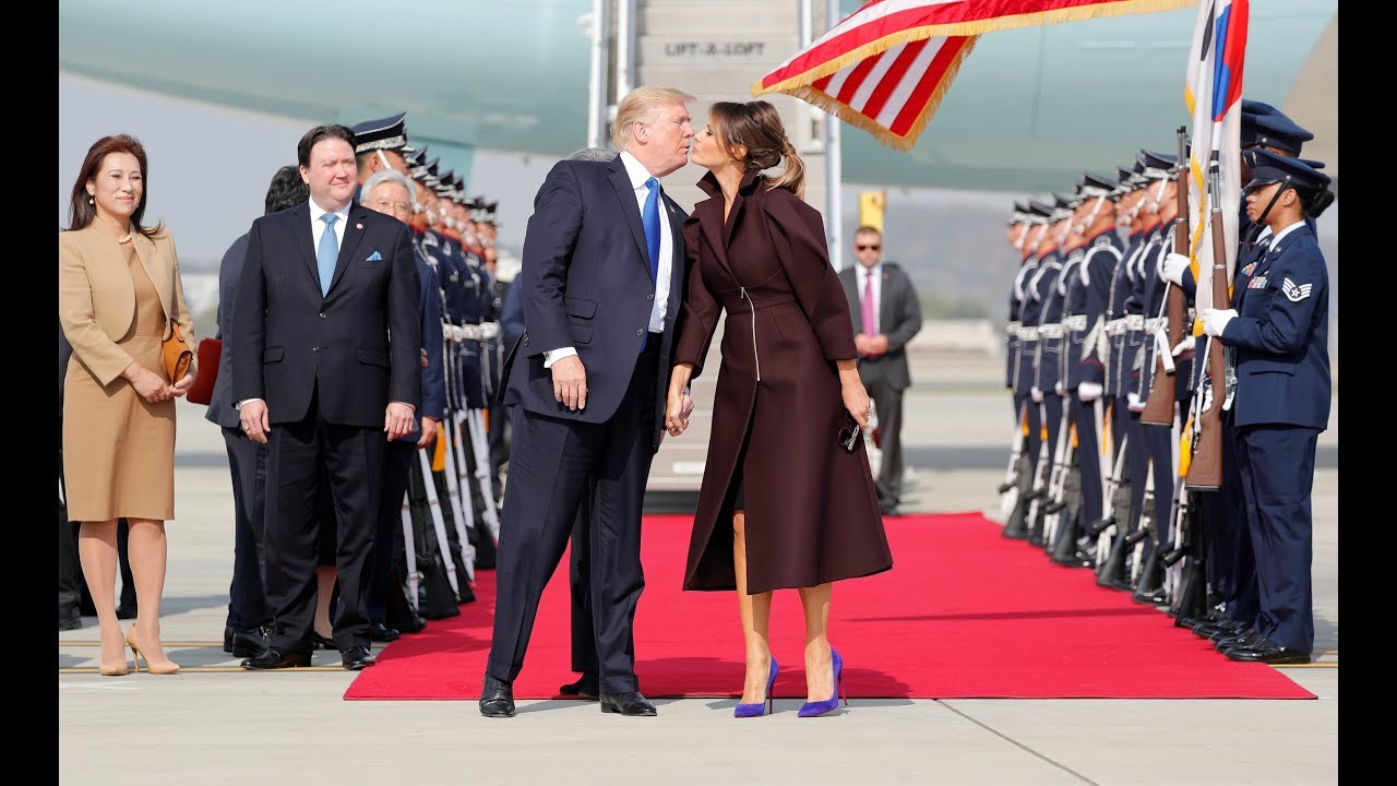 Мелания Трамп целуется