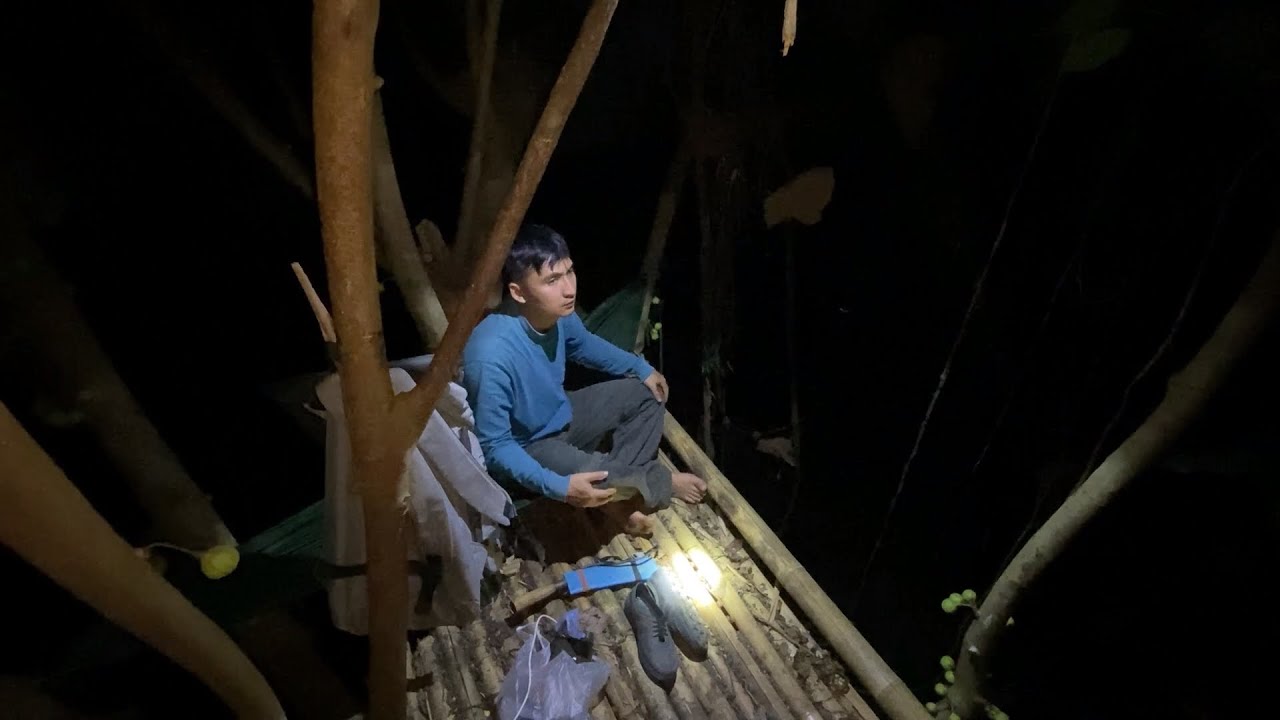 นอนห้างร้าง ชายสองคนเดินผ่านใต้ห้างในความมืด คาดว่าจะเป็นพรานป่า