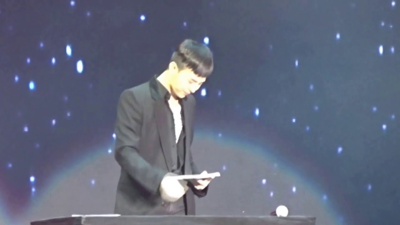 GD 'Sign as many autographs as U can' - BIGBANG MADE VIP Tour in Shenzhen