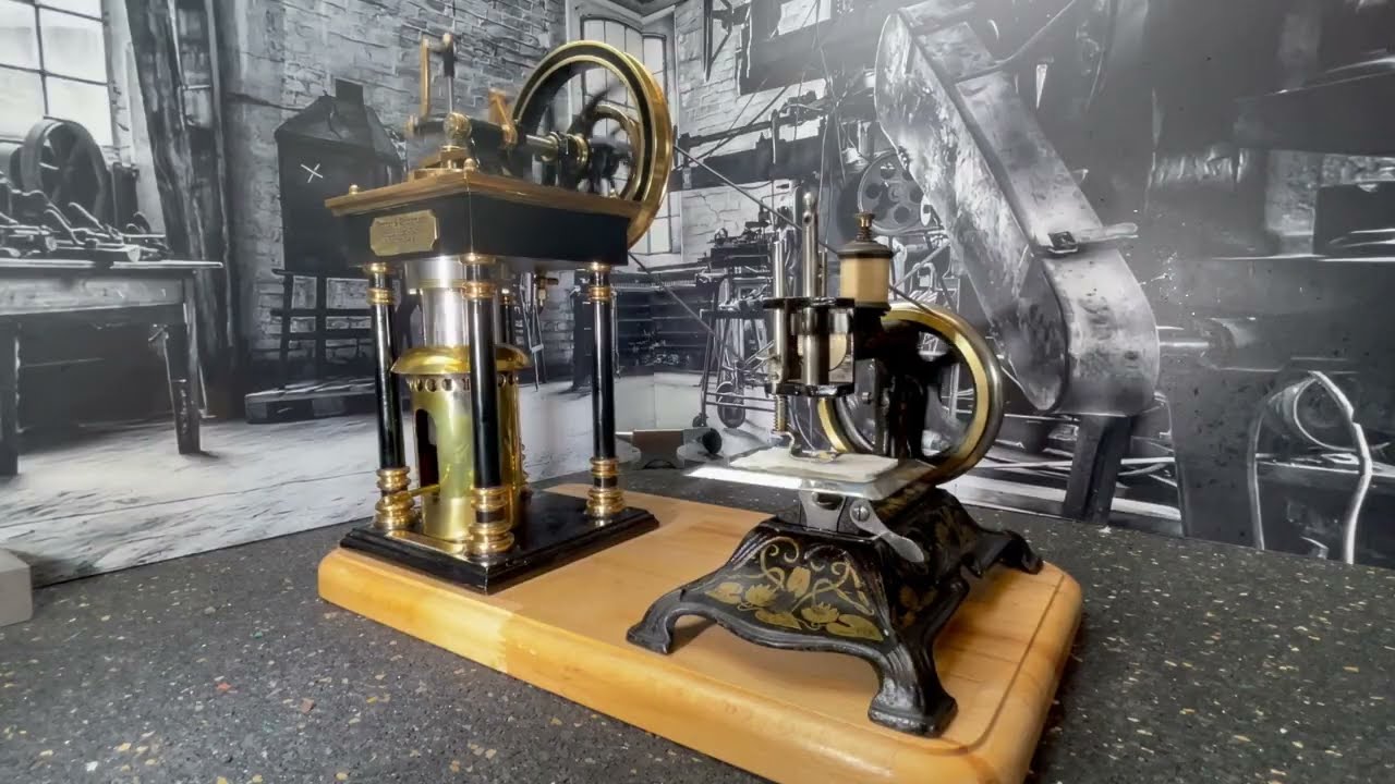 Antike Kindernähmaschine bespielt an einem regnerischen Tag (Stirlingmotor/keine Dampfmaschine)