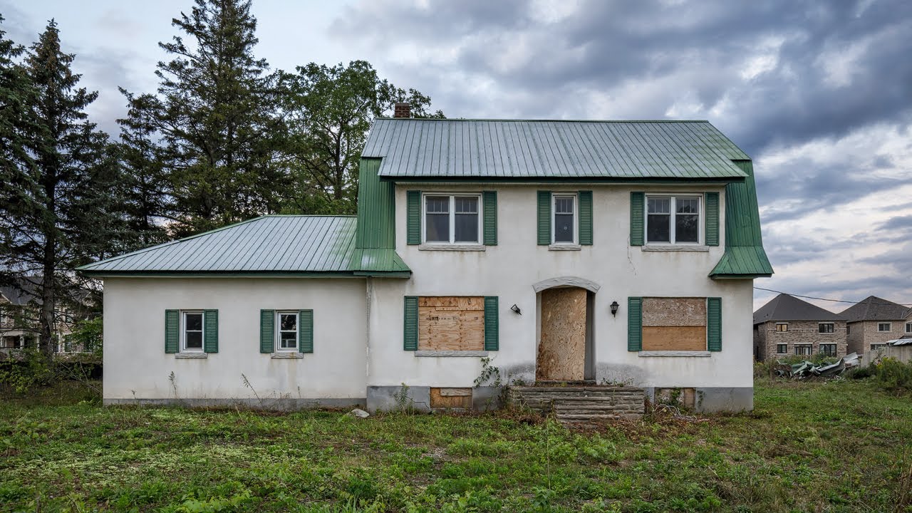 Exploring an Abandoned Dutch Colonial House with Lots Left Behind!!