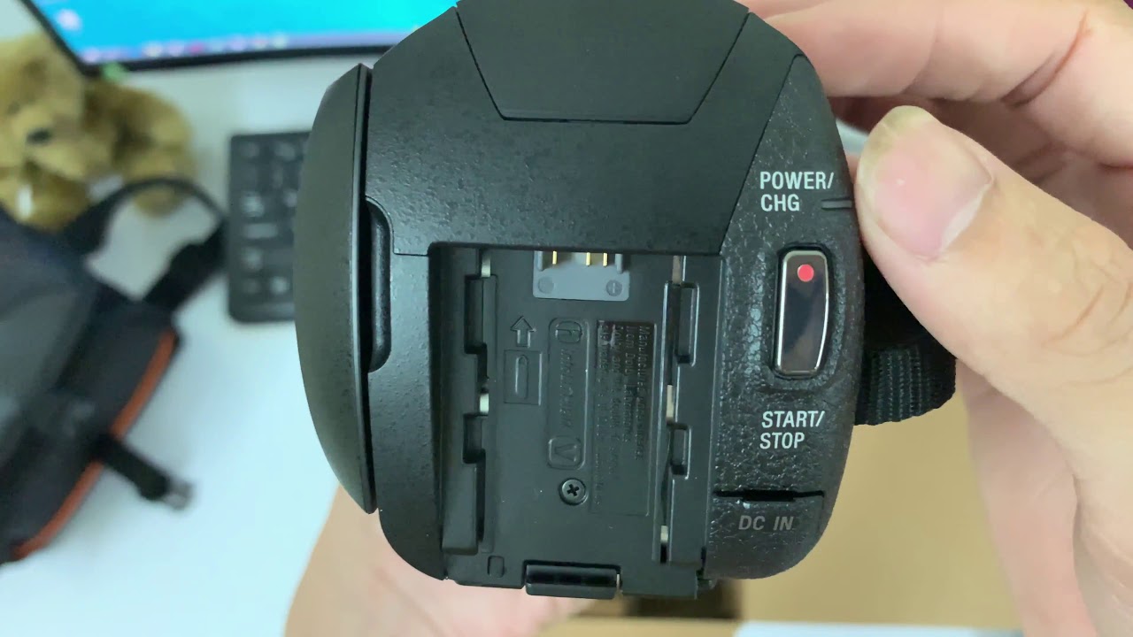 Mở hộp, trên tay máy quay cầm tay 4K Handycam FDR-AX40 của SONY