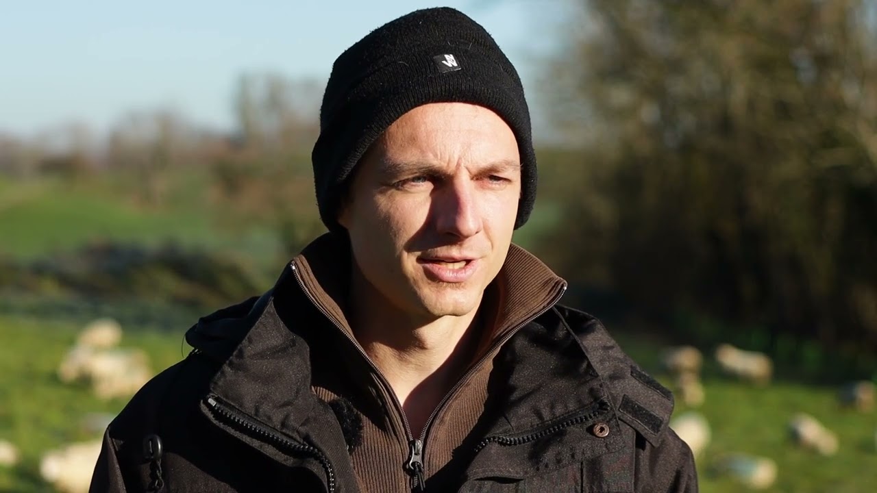 Nicolas, &eacute;leveur de brebis allaitante en Haute-Savoie