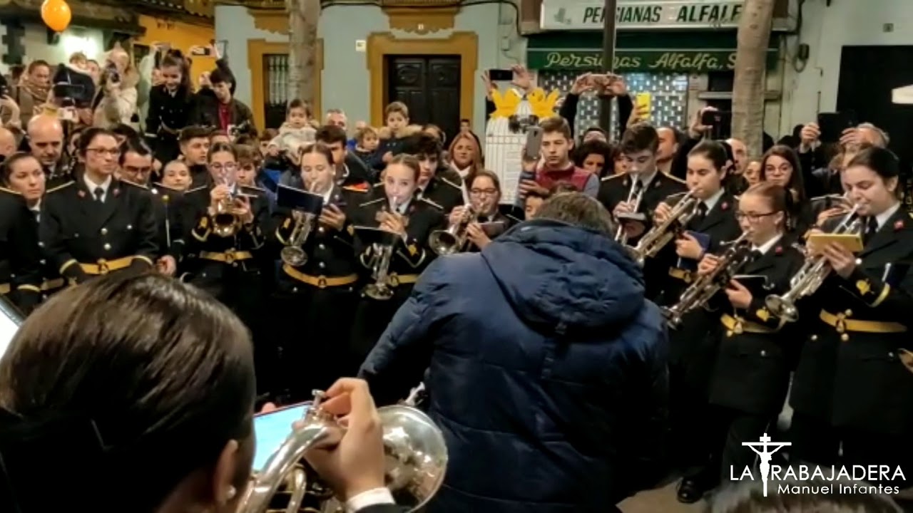 Emotivo momento de Virgen de los Reyes con el pequeño Hector || Marcha 