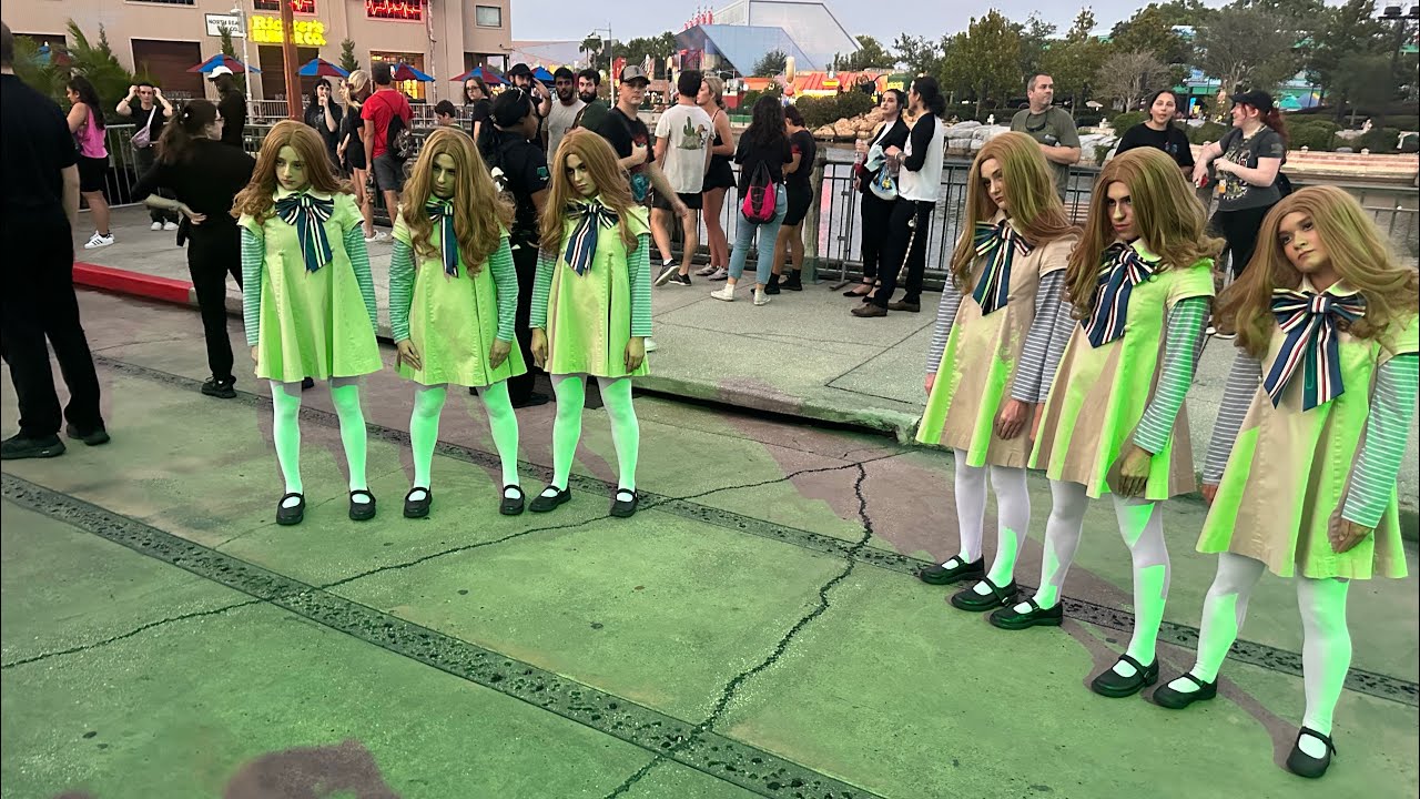 M3GAN mob Dance Universal Orlando Halloween Horror Nights 32 #hhn32