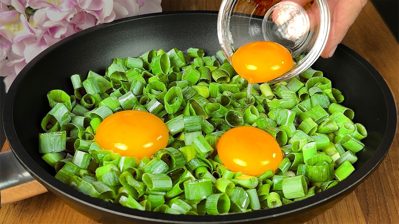 Frühlingszwiebel mit Eiern sind leckerer als Pizza! Einfaches Pfannengericht.