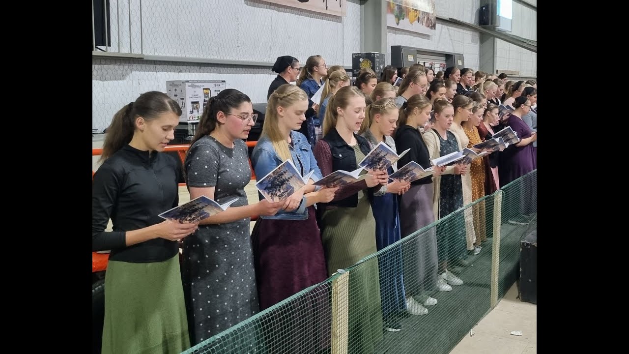 Lehrer der Komiteeschulen singen auf Fundraiser