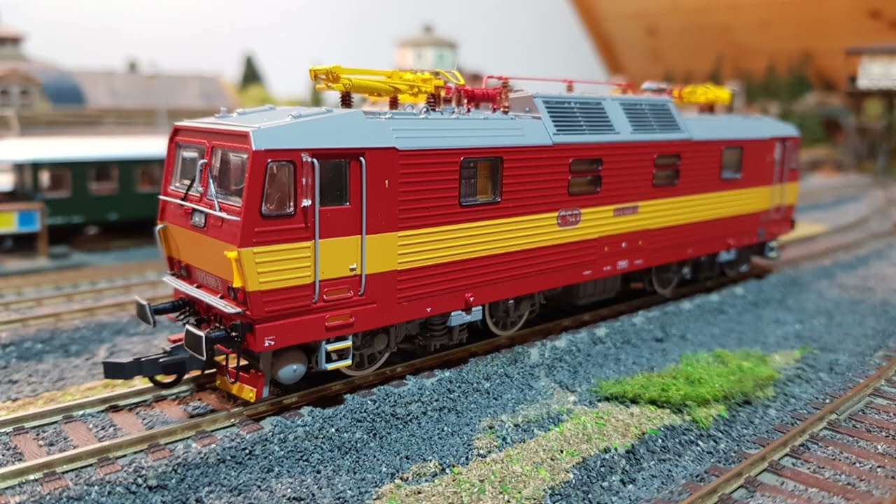 Lokomotiva 372 008 od firmy Roco