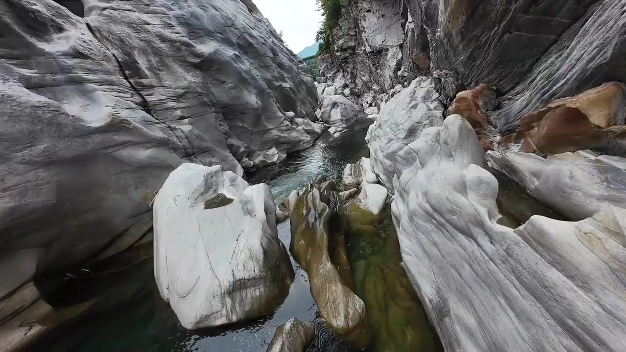 L'orrido di Ponte Brolla, visto da un drone che entra nella gola