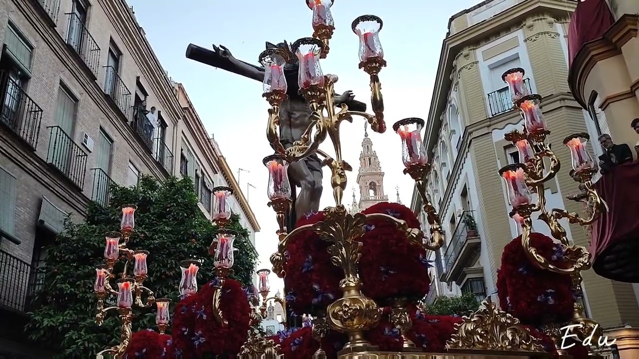 Hermandad de San Bernardo por el barrio de Santa Cruz Sevilla 2022.