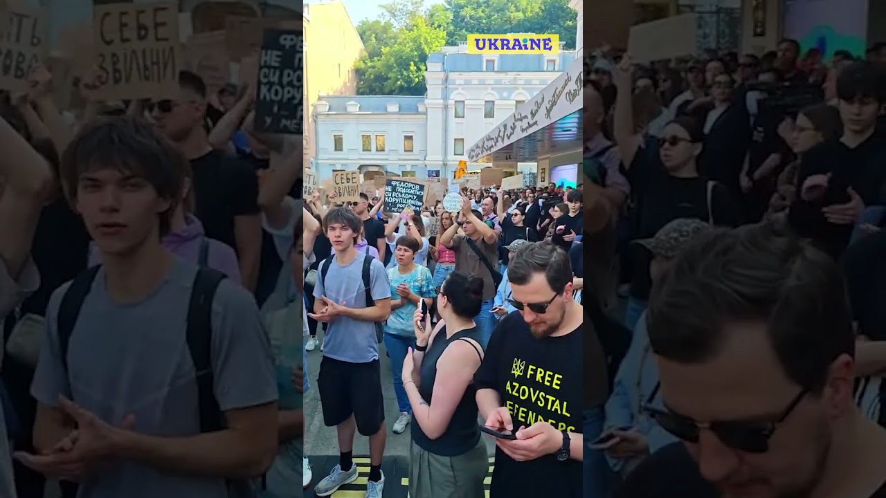 Сырский, уходи. Позор. Верните Федорова. Лозунги на митинге в Киеве.