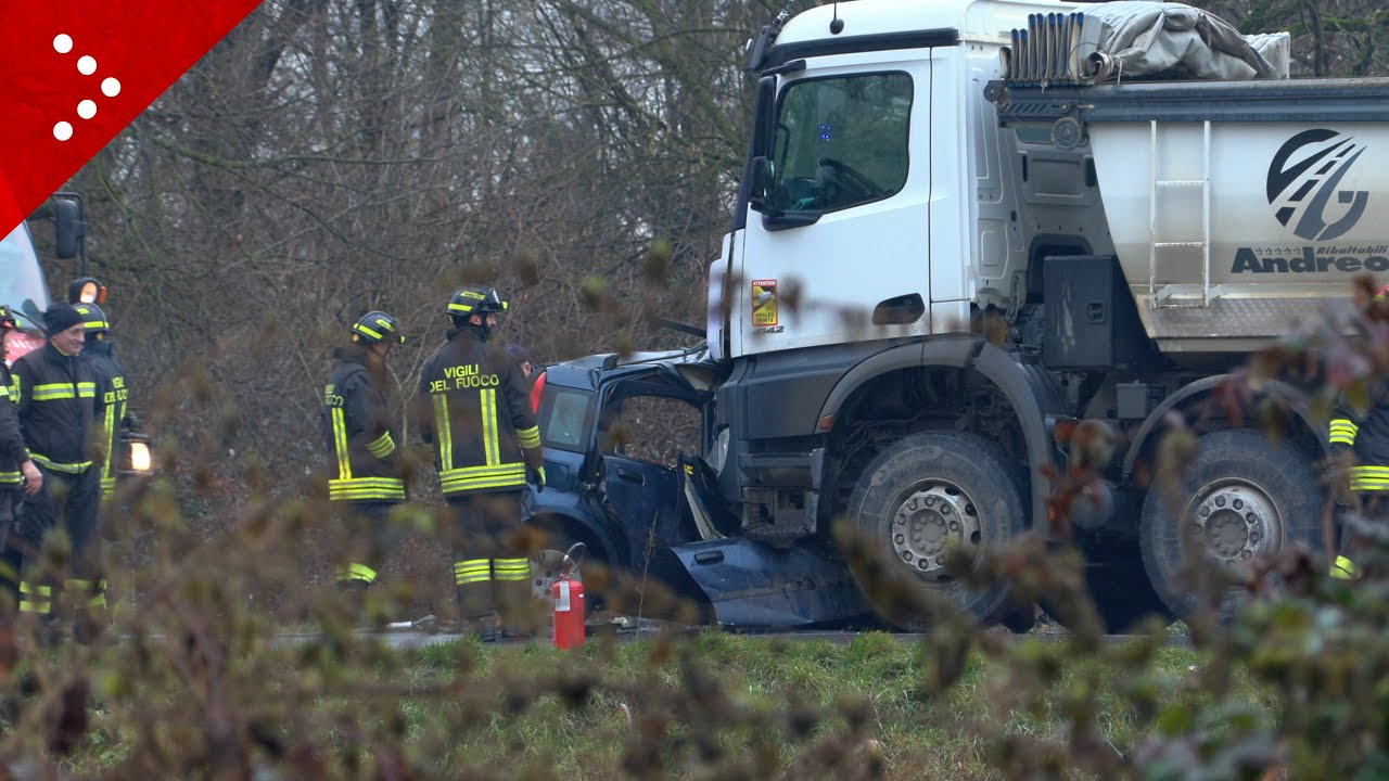 Incidente tra un'auto e un camion a Landriano (Pavia), muore una donna