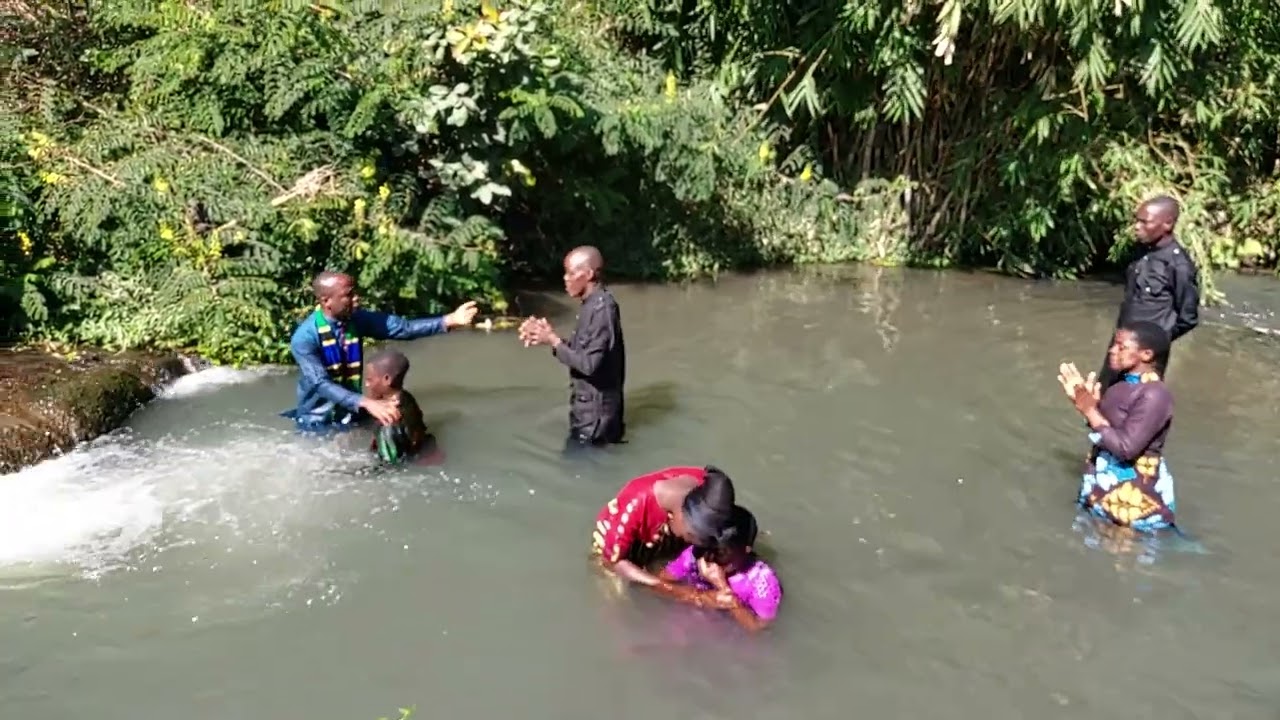 Ibada ya ubatizo Kikosi kazi ni katikati ya kongamano$ wakati mgumu, watu zaidi ya 20 wabatizwa.