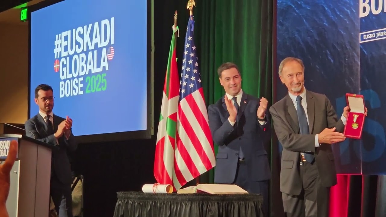 Carmelo Urza Receives Basque Government's Lan Onari Award