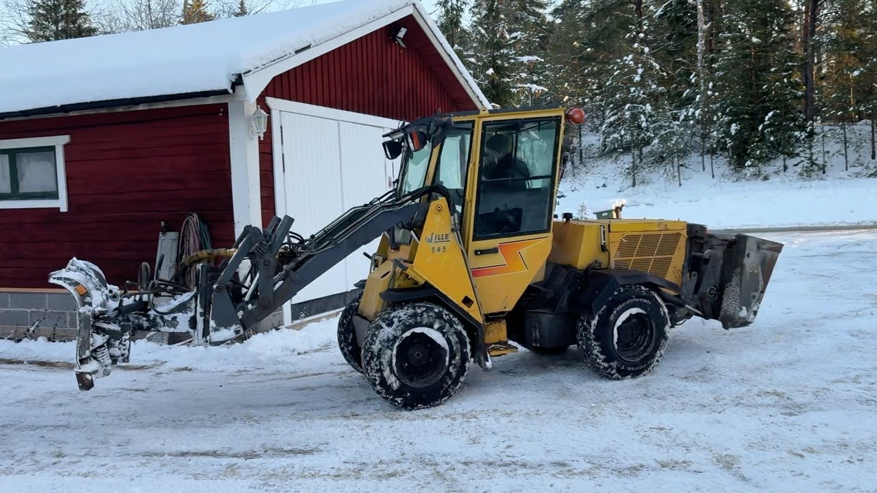 Köp Redskapsbärare Wille 345 med redskap på Klaravik