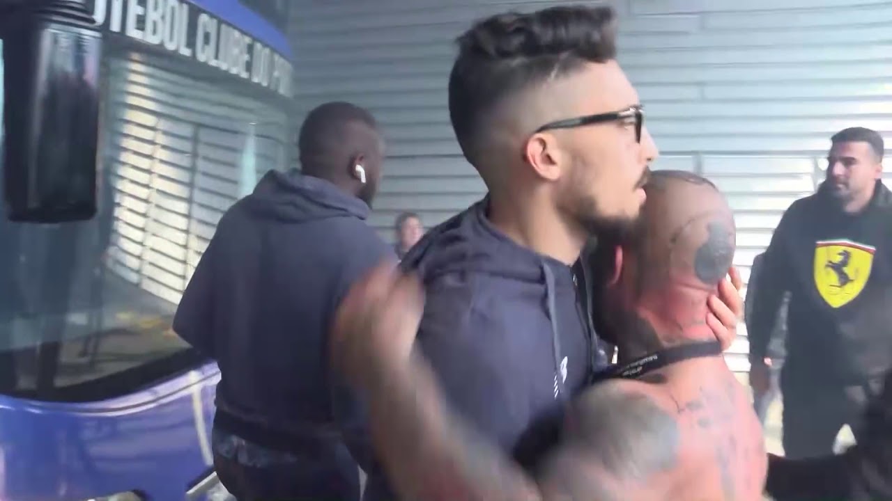 Forte apoio dos Super Dragões na saída da equipa para Lisboa #1