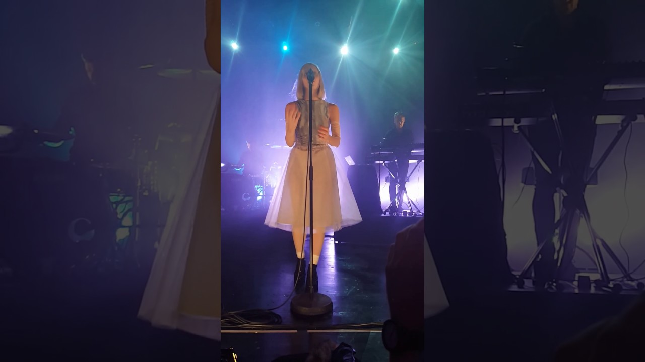 AURORA - RUNAWAY (LIVE AT BERLIN)
