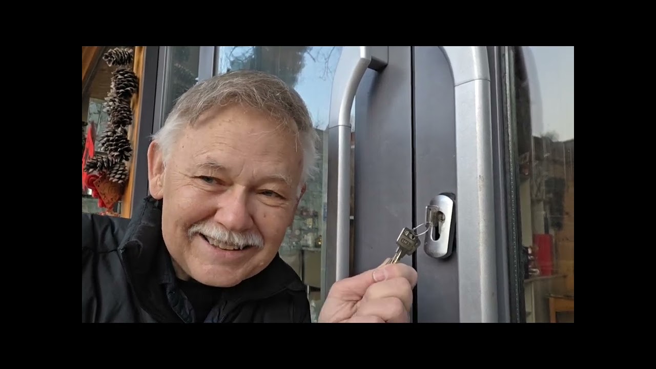 塔城镇人离开家时吧钥匙挂在门外，不锁！😀 Tacheng Villagers hang their keys outside their unlocked door when going out! 