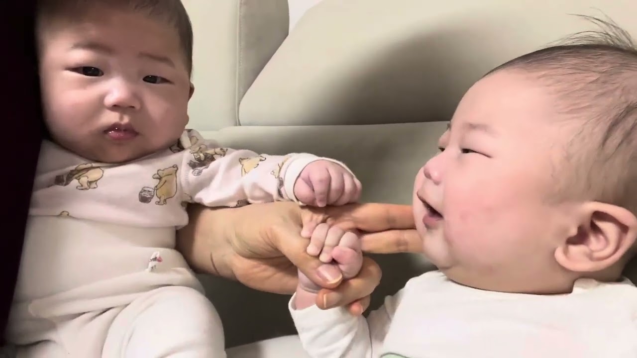 야근하는 아빠에게 옹알이로 응원하는 쌍둥이 형제