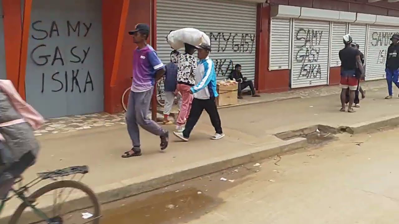 Ambohimena by Mahazina Antsenakely to Andranomaimbo Tsena Asabotsy - Streets view Antsirabe Mada
