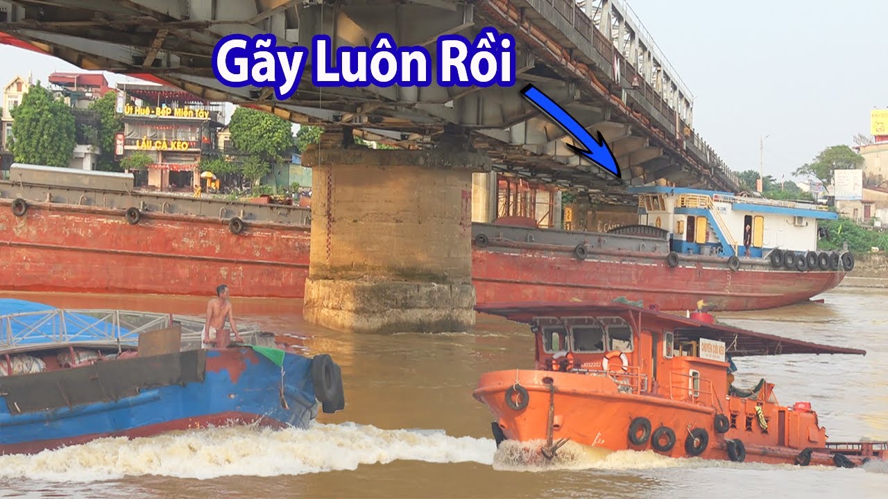 Kinh Hoàng Sà Lan Chở Khẩm Va Chạm Thành Cầu , Nước Qúa Xiết Bẻ Cua Gấp Mới Qua Được