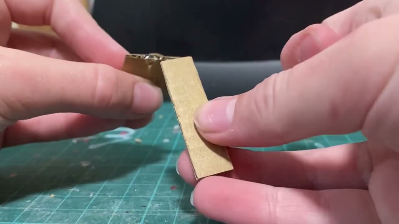 How to make some accessories for your cardboard figure #tutorial
