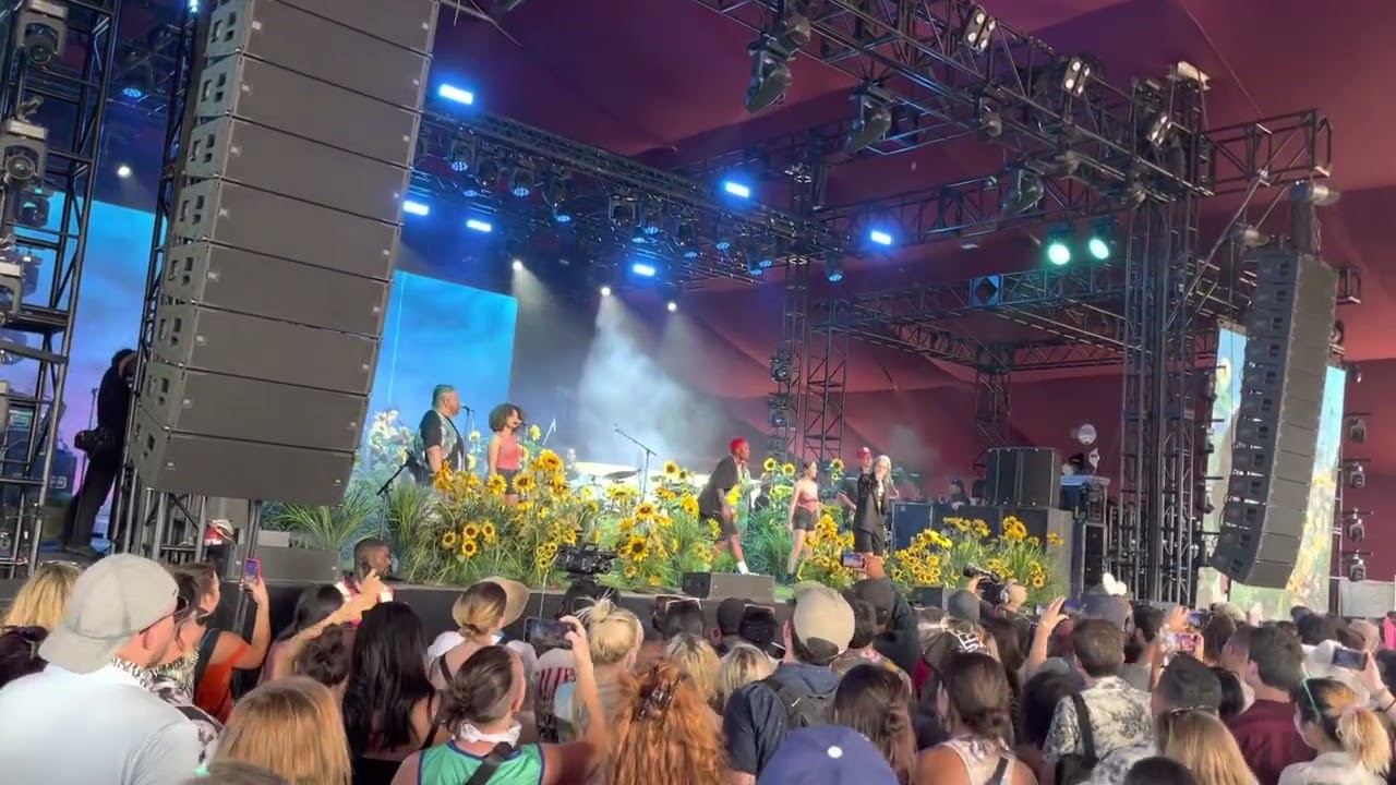 Arlo Parks and Phoebe Bridgers - Black Dog (Live at Coachella 2022)