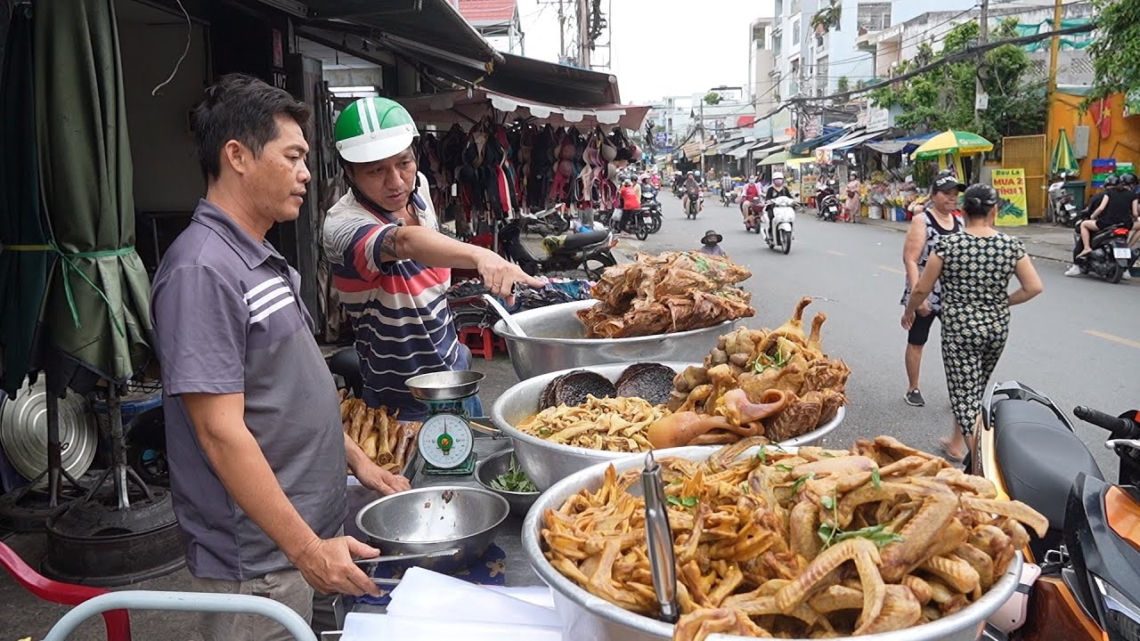 Đây là những bộ xương vịt được chế biến thành phá lấu bán đắt như tôm tươi ở vỉa hè Sài Gòn