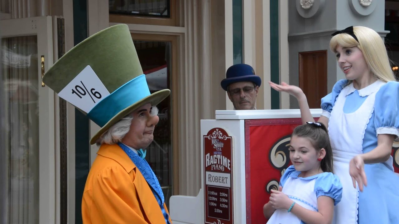 Alice in Wonderland tries to sing Frozens 