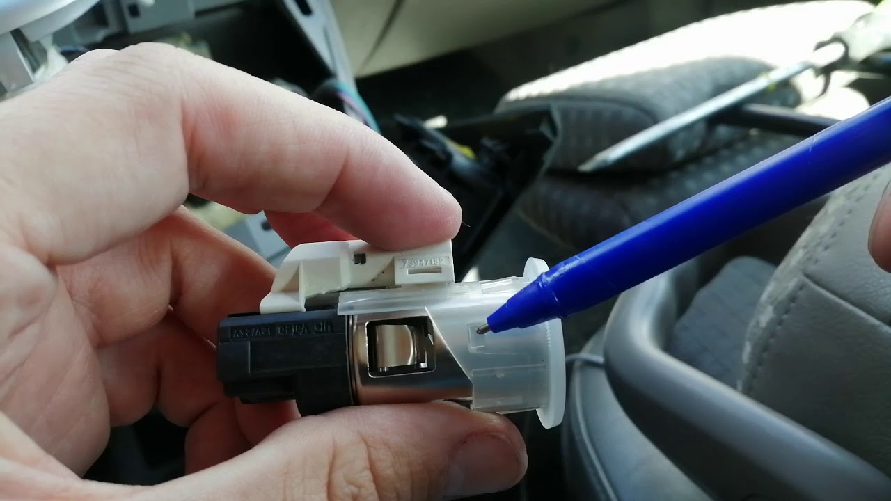 Rozbieranie zapalniczki samochodowej. Renault Scenic 2.