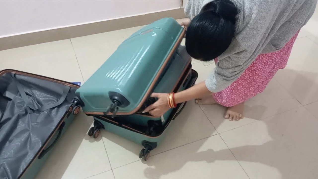 आज मैं शॉपिंग करने गई थी और बहुत सारा सूटकेस खरीद कर लाई 