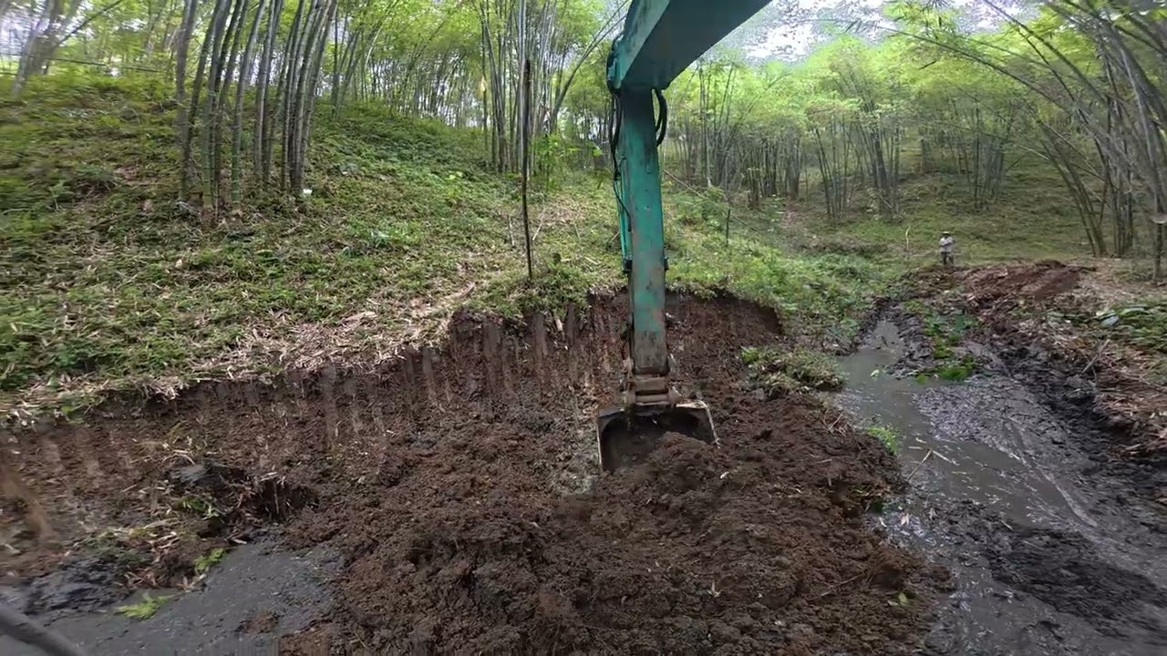 Nạo vét ao bỏ hoang trong núi