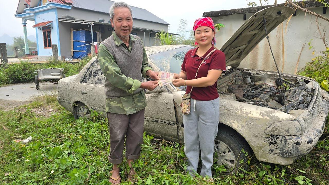 The girl bought a scrap car to repair and restore the car's engine.