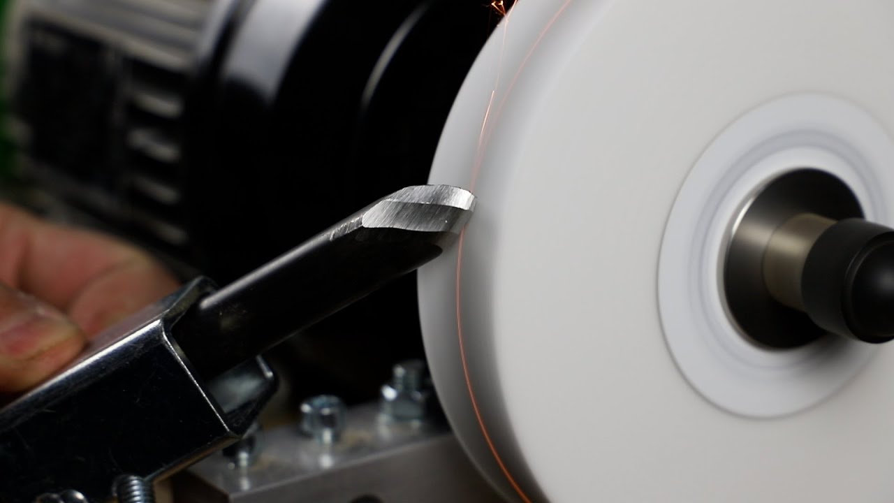 Dispositif d'affûtage Vector avec le touret Koch et la gouge Hannes Tool.