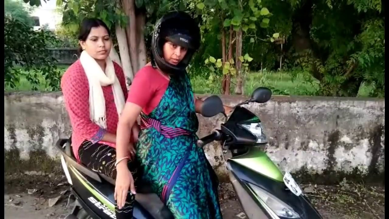 पिछे सीट पर बिठाकर किसी को,बैलेंस कैसे बनाये रखें || How to take turn on Scooty