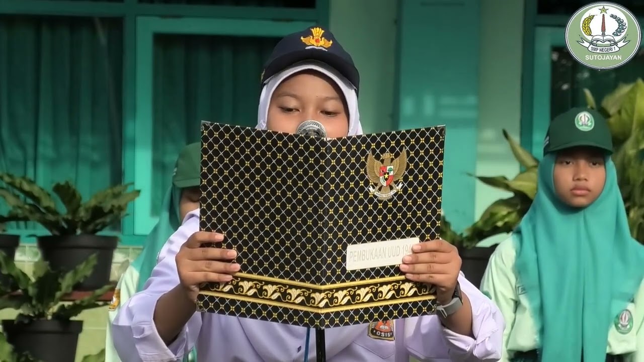 Pembacaan Undang Undang Dasar 1945 Pada Upacara Hari Kemerdekaan Indonesia ke77 UPT SMPN 1 Sutojayan